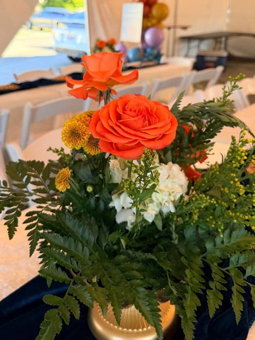 "Did you know we do more than just balloons? 💐 For this Fi